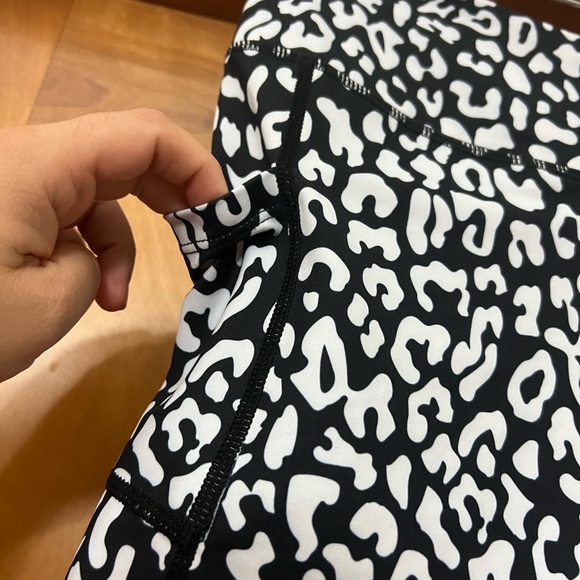 Zyia Light n Tight Shorts Size Medium Black and White Animal Print - Picture 2 of 6